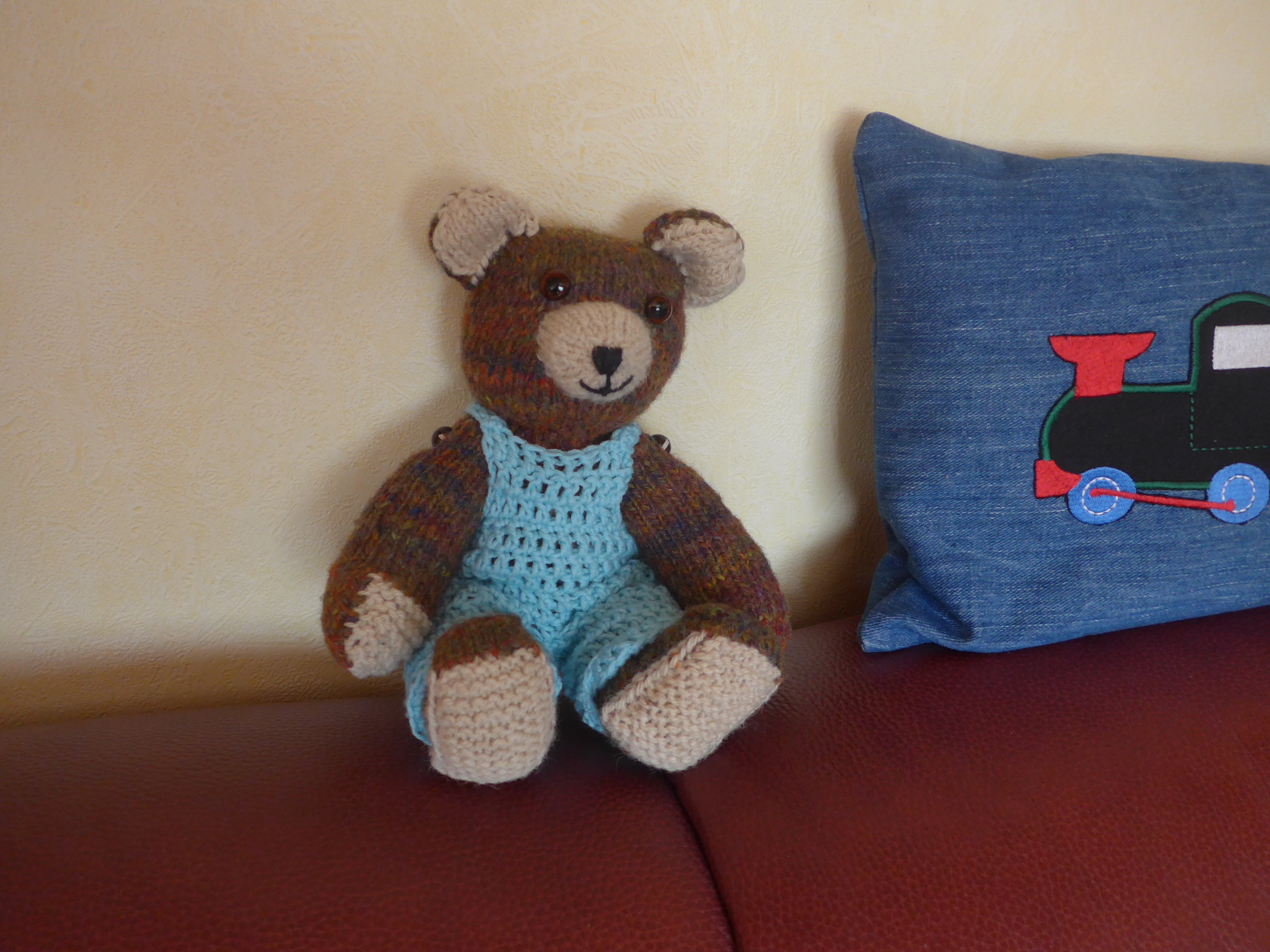 Brummla, Strickteddy auf dem Sofa